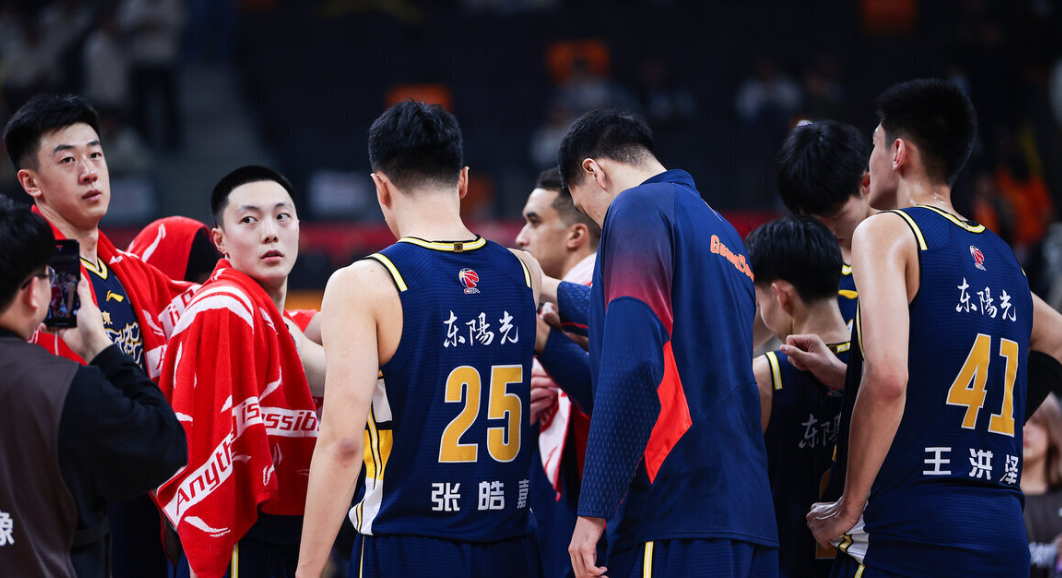 开云体育入口-24分27分40分！一夜爆3门惨案，张镇麟再次封神，上海显露冠军相