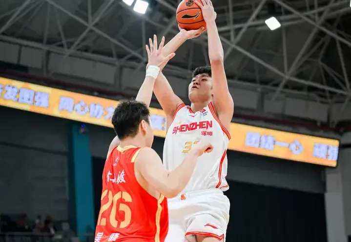 本赛季常规赛广厦与深圳交手两次，双方各取得一场胜利