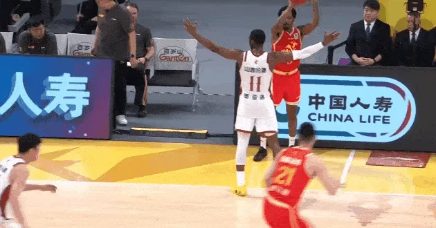 迪亚洛普通犯规侧面压到胡金秋膝盖，胡金秋一瘸一拐走回更衣室